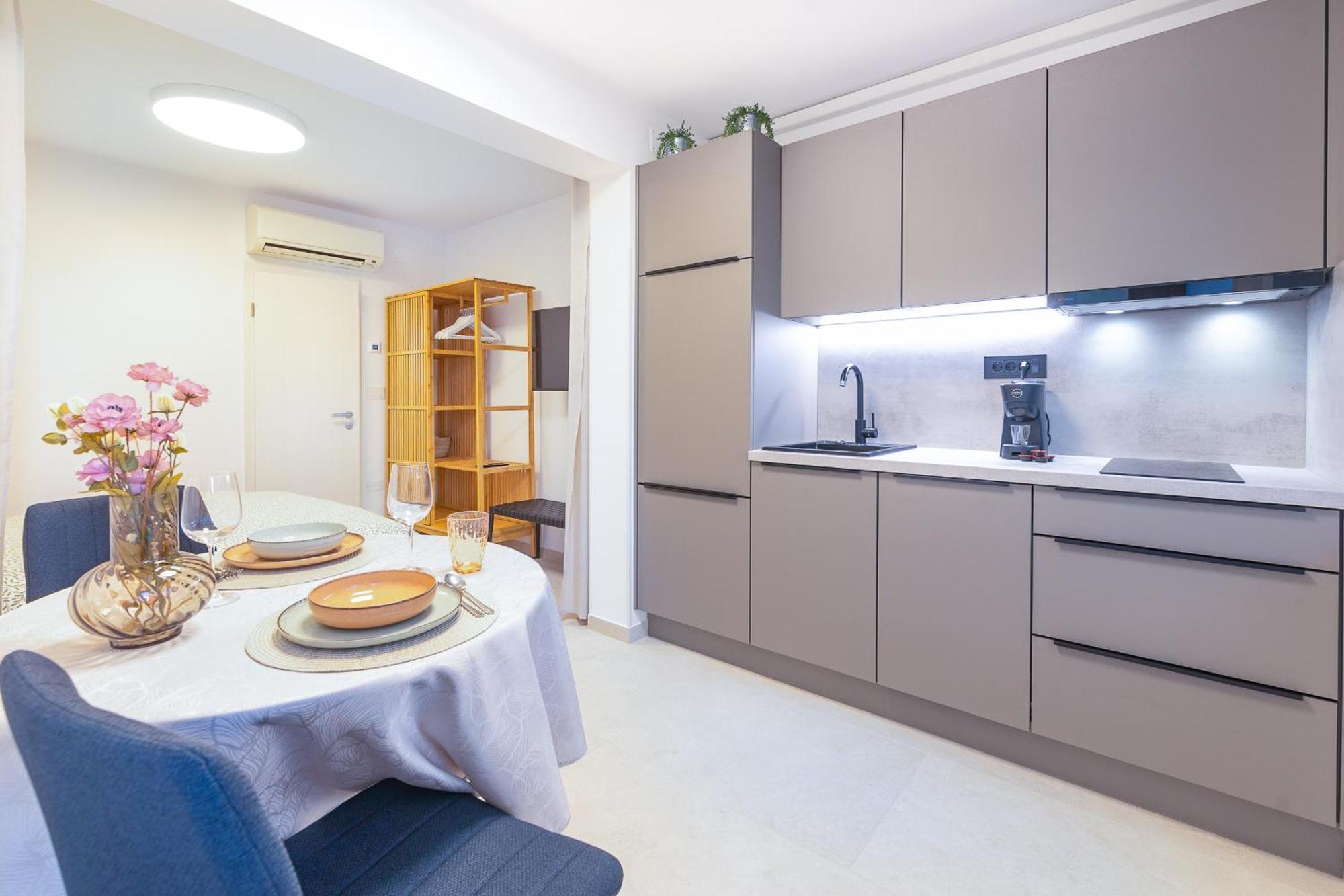 Isolana Apartment Ізола Екстер'єр фото